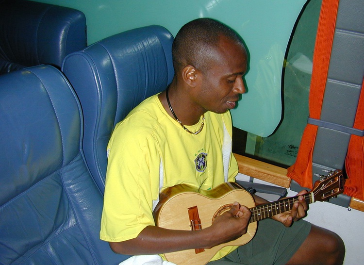 Edílson toca cavaquinho em ônibus da Seleção Brasileira