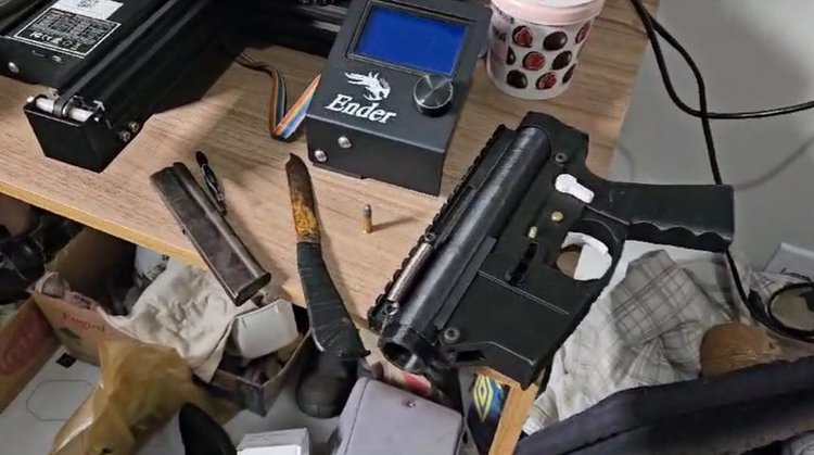FICCO/RJ prende homem que fabricava armas de fogo em casa, em Araraquara/SP