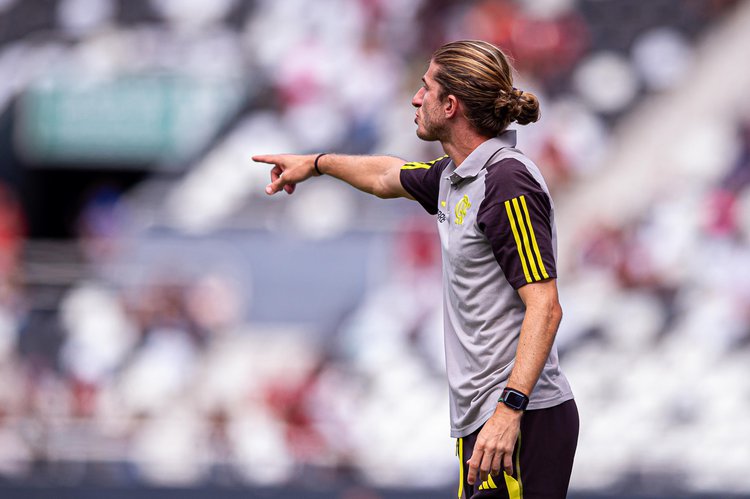 Filipe Luís conquistou 10 títulos como jogador do Flamengo e agora assumirá como técnico