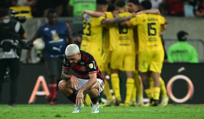 Flamengo perdeu para o Peñarol, do Uruguai, por 1 a 0, no Maracanã, pelo jogo de ida das quartas de final da Libertadores (Foto: Mauro Pimentel / AFP) Flamengo perdeu para o Peñarol, do Uruguai, por 1 a 0, no Maracanã, pelo jogo de ida das quartas de final da Libertadores (Foto: Mauro Pimentel / AFP)