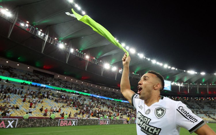 Marçal celebrou a vitória por 1 a 0 do Botafogo sobre o Fluminense