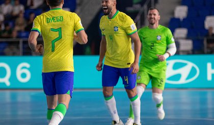 Marlon marcou três vezes na partida (Foto: LETO RIBAS/CBF)