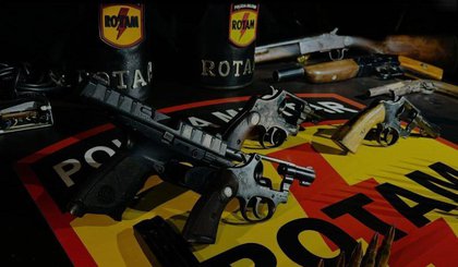 Material apreendido após confronto em armazém de armas na região metropolitana de Goiânia• PMGO/Divulgação (Foto: • PMGO/Divulgação) Material apreendido após confronto em armazém de armas na região metropolitana de Goiânia• PMGO/Divulgação (Foto: • PMGO/Divulgação)