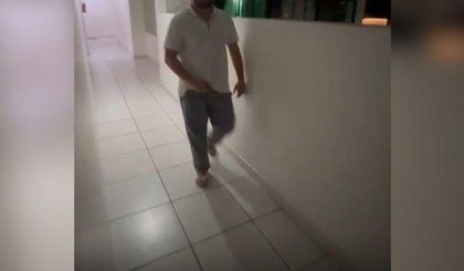Médico é gravado em corredor do condomínio onde mora, em bairro nobre do Recife• Reprodução (Foto: • Reprodução) Médico é gravado em corredor do condomínio onde mora, em bairro nobre do Recife• Reprodução (Foto: • Reprodução)