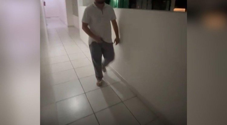 Médico é gravado em corredor do condomínio onde mora, em bairro nobre do Recife• Reprodução