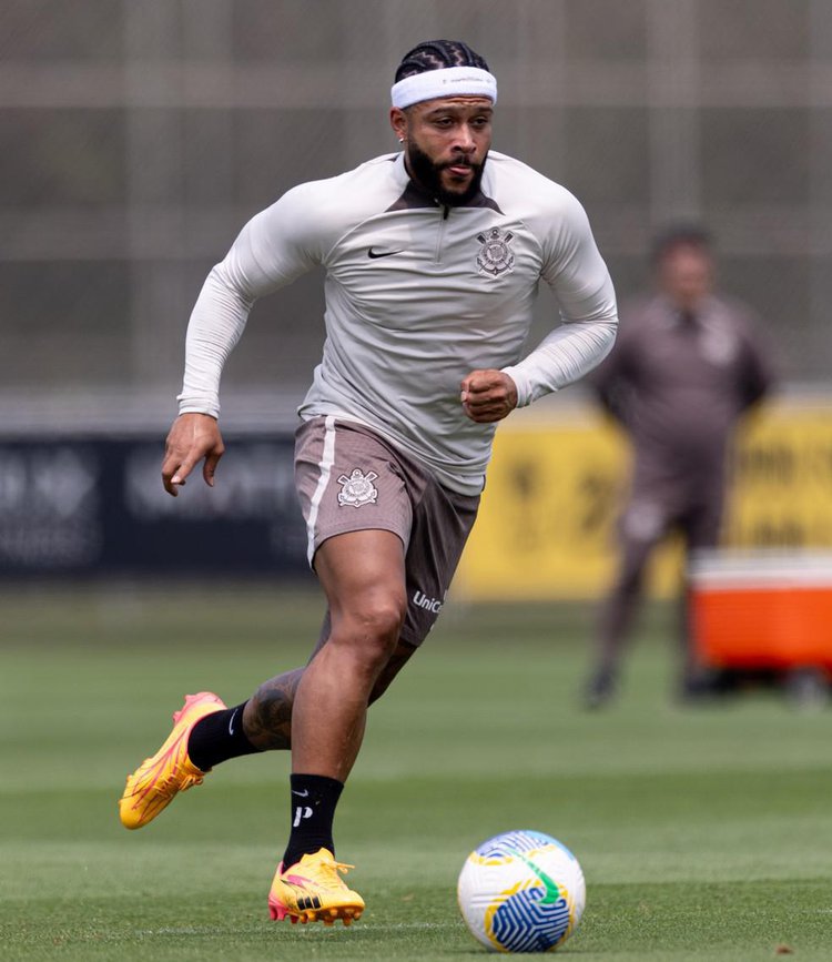 Memphis Depay em treino antes de estreia pelo Corinthians