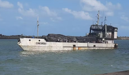 Navio de carga afunda em Pernambuco. (Foto: Reprodução/WhatsApp)
