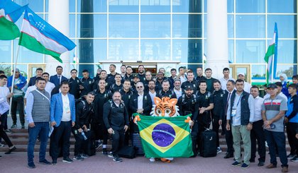 Seleção Brasileira de Futsal desembarca em Bukhara para estreia na Copa do Mundo (Foto: LETO RIBAS/CBF)