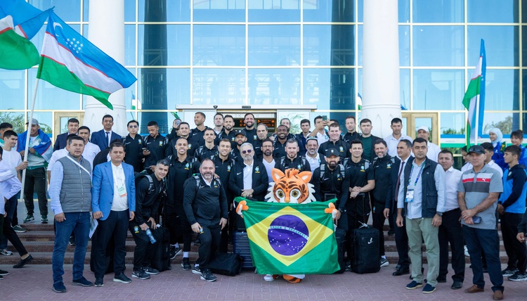 Seleção Brasileira de Futsal desembarca em Bukhara para estreia na Copa do Mundo