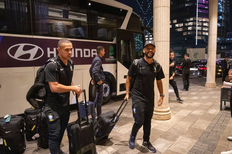 Seleção Brasileira desembarca em Tashkent para semifinal da Copa do Mundo de Futsal