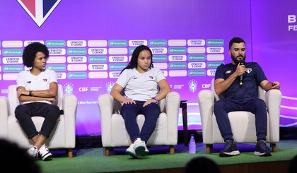 Thiago Viana dá entrevista, ao lado de Dudinha e Aline Milene (Foto: Staff Images /CBF) Thiago Viana dá entrevista, ao lado de Dudinha e Aline Milene (Foto: Staff Images /CBF)