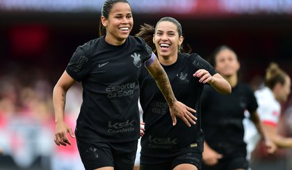 Vic Albuquerque e Millene comemoram gol do Corinthians pelo jogo de ida da final do Brasileirão Neoenergia contra o São Paulo (Foto: Staff Images/CBF)