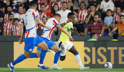 Vinícius Jr foi muito marcado pelos paraguaios (Foto: Rafael Ribeiro/CBF)