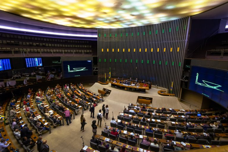 A Câmara cogita aproveitar uma decisão do STF sobre a quantidade de deputados por estado para aumentar o número de parlamentares. A proposta é criar até 18 novas vagas.