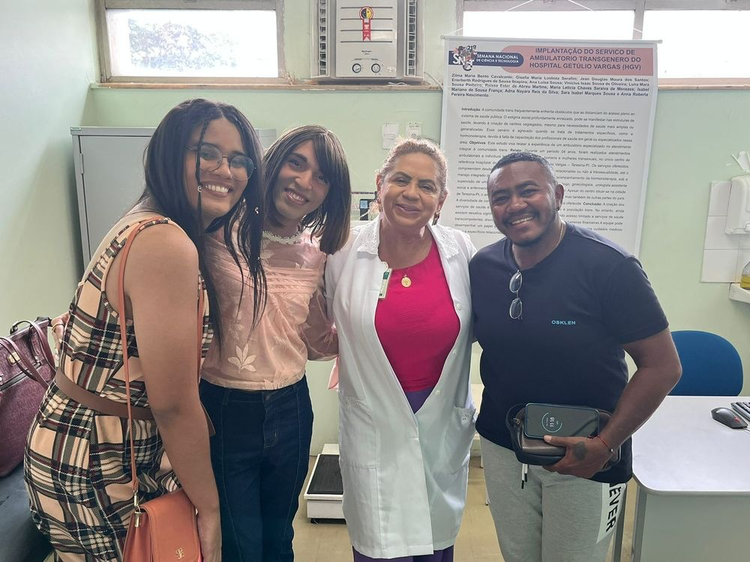 A cantora Jade Winnie também viu no ambulatório uma oportunidade de receber suporte.
