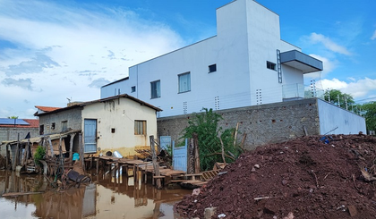 A família do seu João, composta por ele e um filho, está necessitando de doações básicas (Foto: Reprodução) A família do seu João, composta por ele e um filho, está necessitando de doações básicas (Foto: Reprodução)