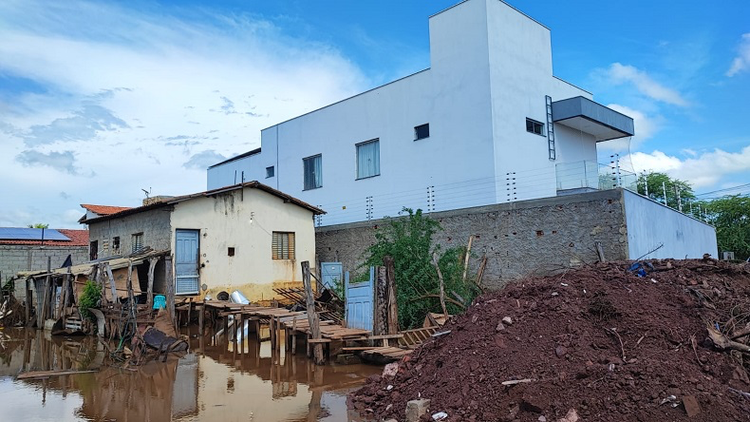 A família do seu João, composta por ele e um filho, está necessitando de doações básicas