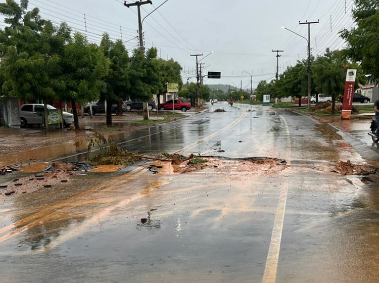 A situação vinha sendo relatada pelos moradores e pessoas que transitam pela rodovia.