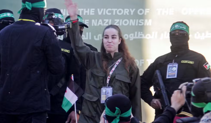 A soldado israelense Agam Berger, de 19 anos, da Cruz Vermelha, foi a primeira refém a ser libertada hoje (30). (Foto: REUTERS/Mahmoud Issa)