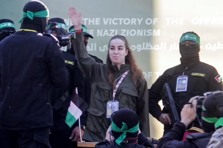 A soldado israelense Agam Berger, de 19 anos, da Cruz Vermelha, foi a primeira refém a ser libertada hoje (30).