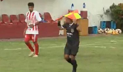 Abelhas invadem estádio, atacam atletas, torcida e arbitragem e paralisam estreia do estadual (Foto: Reprodução / Rede Clube) Abelhas invadem estádio, atacam atletas, torcida e arbitragem e paralisam estreia do estadual (Foto: Reprodução / Rede Clube)
