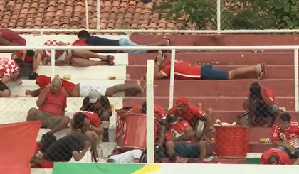 Abelhas invadem estádio, atacam atletas, torcida e arbitragem e paralisam estreia do estadual (Foto: Reprodução/Rede Clube) Abelhas invadem estádio, atacam atletas, torcida e arbitragem e paralisam estreia do estadual (Foto: Reprodução/Rede Clube)