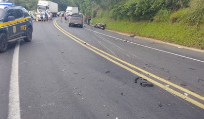 Acidente entre moto e caminhonete deixa duas pessoas mortas. (Foto: Divulgação/PRF) Acidente entre moto e caminhonete deixa duas pessoas mortas. (Foto: Divulgação/PRF)
