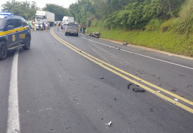 Acidente entre moto e caminhonete deixa duas pessoas mortas.