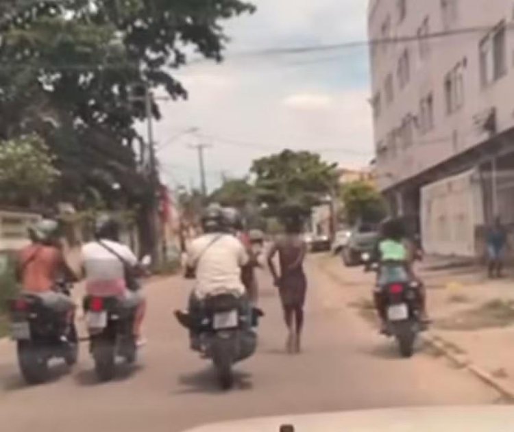 Acusados de furtar fio de rua são amarrados com mãos para trás e puxados a pé por homens de moto em Oswaldo Cruz