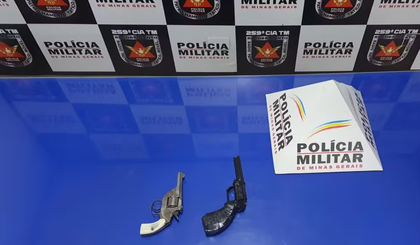 Adolescente de 17 anos é apreendido após armas serem encontradas guardadas na casa dele em Pirapora. (Foto: Divulgação/Polícia Militar) Adolescente de 17 anos é apreendido após armas serem encontradas guardadas na casa dele em Pirapora. (Foto: Divulgação/Polícia Militar)