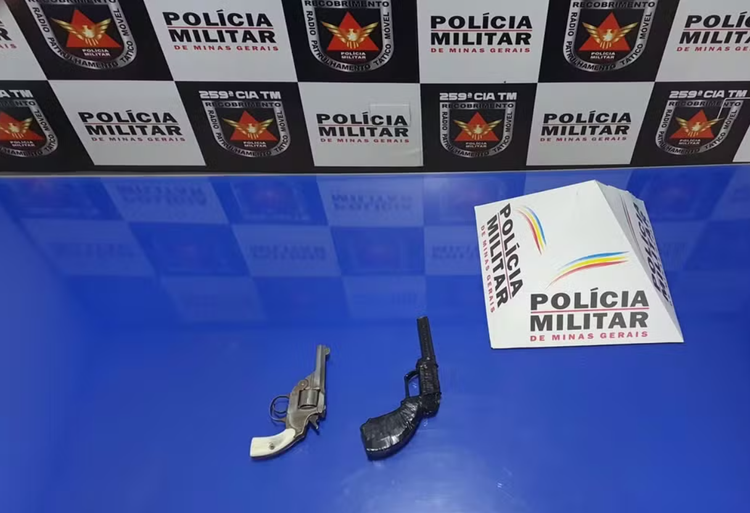 Adolescente de 17 anos é apreendido após armas serem encontradas guardadas na casa dele em Pirapora.