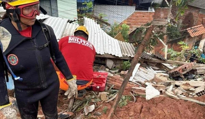Ao menos sete pessoas morreram em ocorrências relacionadas à chuva que atingiu a cidade de Ipatinga (Foto: Divulgação / CBMMG) Ao menos sete pessoas morreram em ocorrências relacionadas à chuva que atingiu a cidade de Ipatinga (Foto: Divulgação / CBMMG)