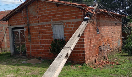 As fortes chuvas com ventos de até 100 km/h provocaram a falta de energia para cerca de 16 mil consumidores na zona rural e urbana de Teresina. (Foto: Reprodução) As fortes chuvas com ventos de até 100 km/h provocaram a falta de energia para cerca de 16 mil consumidores na zona rural e urbana de Teresina. (Foto: Reprodução)