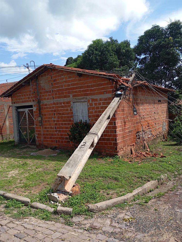 As fortes chuvas com ventos de até 100 km/h provocaram a falta de energia para cerca de 16 mil consumidores na zona rural e urbana de Teresina.