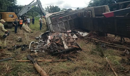 As vítimas foram encontradas dentro do carro somente após a remoção do caminhão. (Foto: Divulgação/Polícia Militar) As vítimas foram encontradas dentro do carro somente após a remoção do caminhão. (Foto: Divulgação/Polícia Militar)