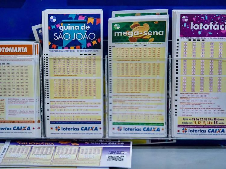 Casas lotéricas fazem filas, devido aos prêmios acumulados durante a semana.