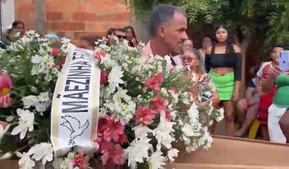 “Deus vai mostrar o culpado”, diz padrasto preso; suspeito carregou caixão de vítimas em velório (Foto: Reprodução) “Deus vai mostrar o culpado”, diz padrasto preso; suspeito carregou caixão de vítimas em velório (Foto: Reprodução)