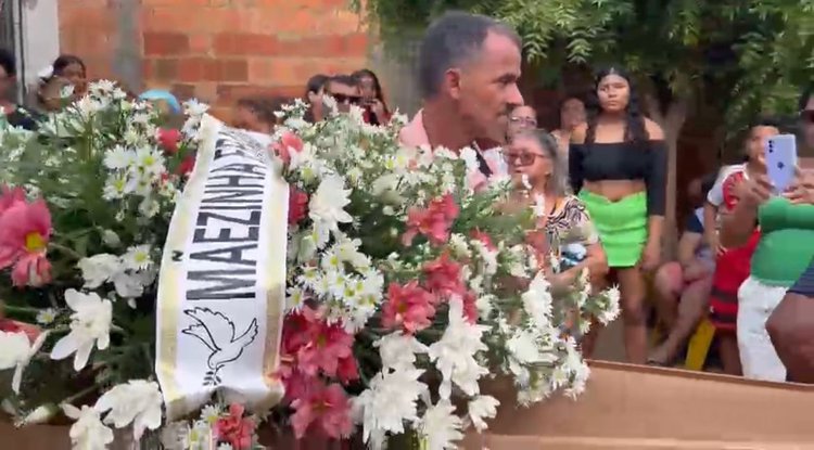 “Deus vai mostrar o culpado”, diz padrasto preso; suspeito carregou caixão de vítimas em velório