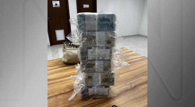 Dinheiro apreendido pela PF; caso foi registrado como corrupção e lavagem de dinheiro.