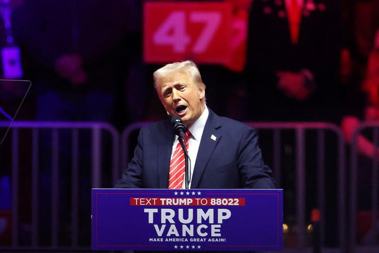 Donald Trump discursa a apoiadores, em Washington