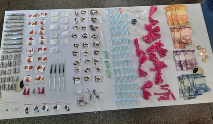 Drogas foram apreendidas durante patrulhamento realizado pela PM. (Foto: Divulgação/Polícia Civil) Drogas foram apreendidas durante patrulhamento realizado pela PM. (Foto: Divulgação/Polícia Civil)
