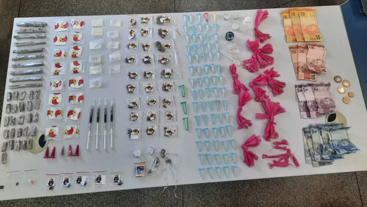 Drogas foram apreendidas durante patrulhamento realizado pela PM.