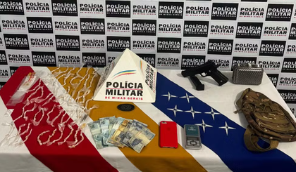 Drogas foram encontradas com a mãe e a adolescente. (Foto: Divulgação/Polícia Militar) Drogas foram encontradas com a mãe e a adolescente. (Foto: Divulgação/Polícia Militar)