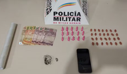 Drogas foram encontradas no interior de residência após denúncia. (Foto: Divulgação/Polícia Militar) Drogas foram encontradas no interior de residência após denúncia. (Foto: Divulgação/Polícia Militar)