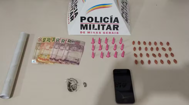 Drogas foram encontradas no interior de residência após denúncia.