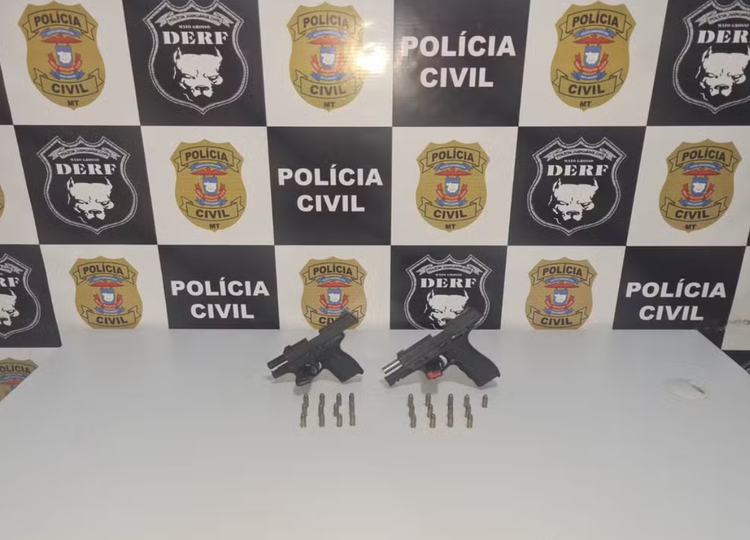 Duas pistolas foram apreendidas com os suspeitos.