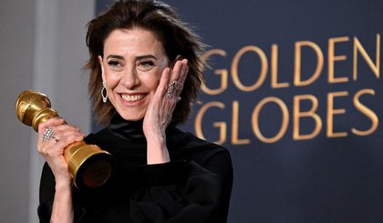Fernanda Torres com o prêmio do Globo de Ouro em mãos (Foto: ROBYN BECK/AFP) Fernanda Torres com o prêmio do Globo de Ouro em mãos (Foto: ROBYN BECK/AFP)