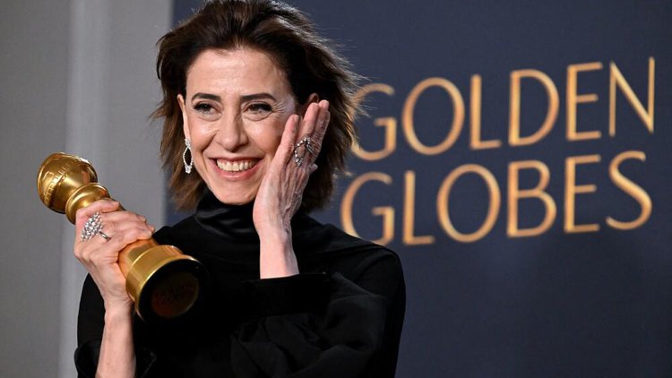 Fernanda Torres com o prêmio do Globo de Ouro em mãos