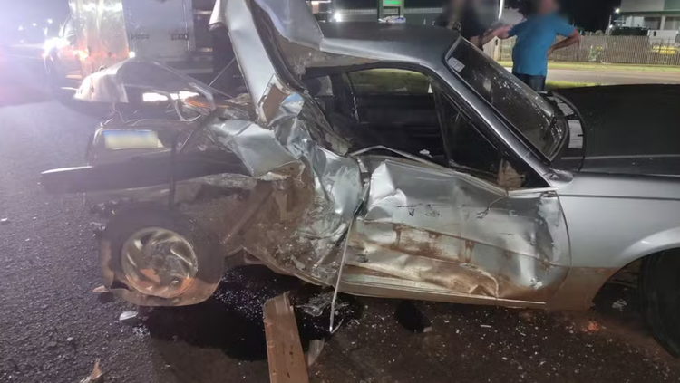 Grave acidente envolvendo três carros deixou uma mulher de 55 anos morta na madrugada desta quarta-feira (1º).
