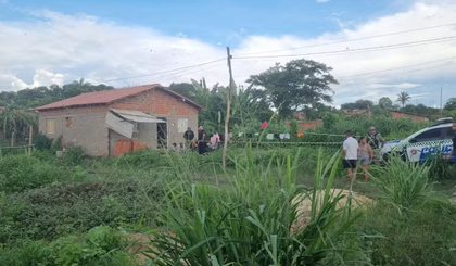 Homem foi assassinado a tiros enquanto capinava terreno em residência de Teresina. (Foto: Pedro Lima/ g1 Piauí) Homem foi assassinado a tiros enquanto capinava terreno em residência de Teresina. (Foto: Pedro Lima/ g1 Piauí)